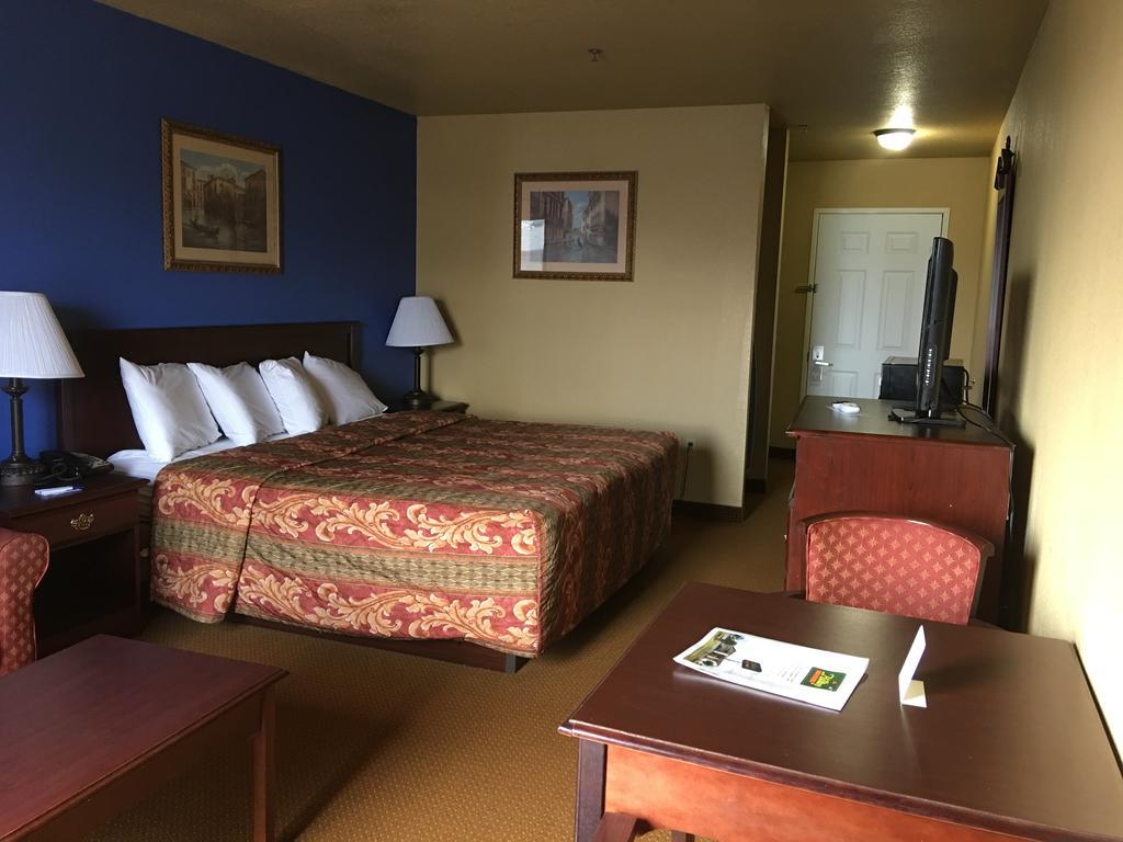 Greenbrier Econo Lodge Inn & Suites מראה חיצוני תמונה