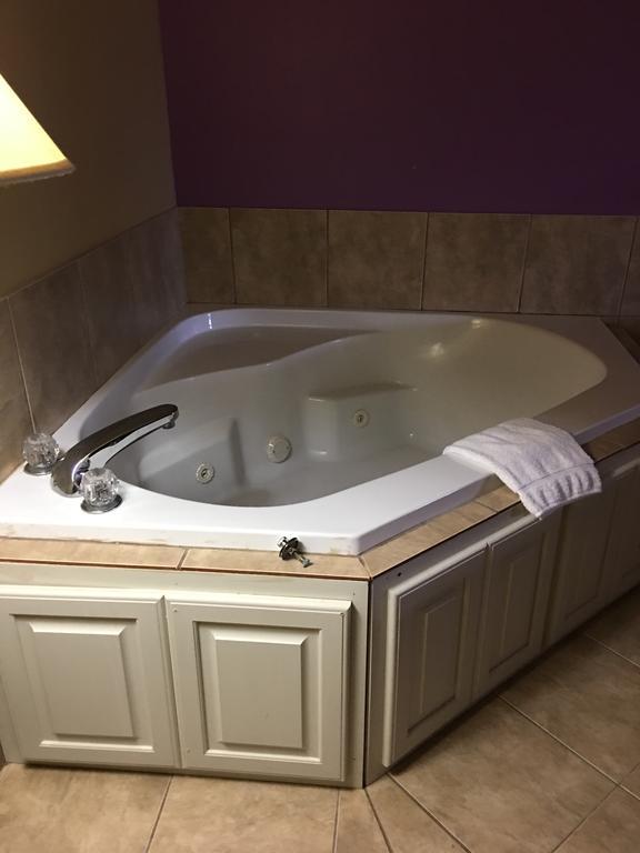 Greenbrier Econo Lodge Inn & Suites מראה חיצוני תמונה