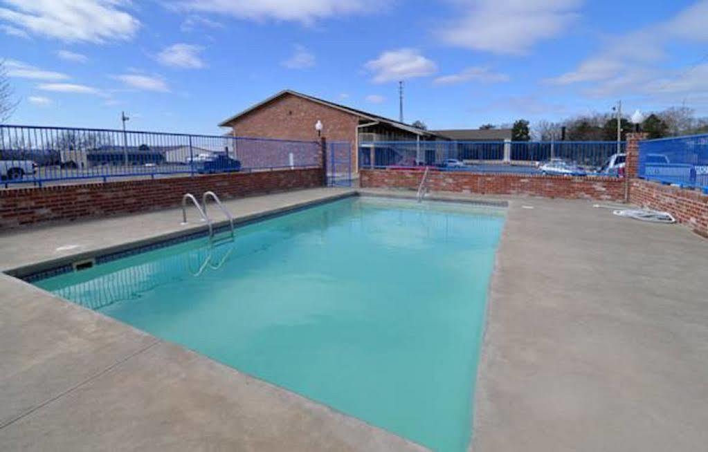 Greenbrier Econo Lodge Inn & Suites מראה חיצוני תמונה